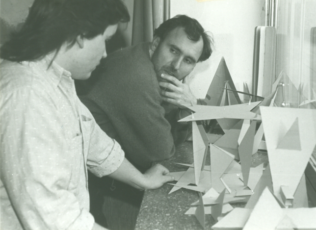 Harald F. Müller (hinten) lässt sich von einem seiner Schüler ein Modell für die Schulkunstaktion in der Singener Innenstadt erklären.