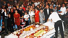 Eine riesige Hochzeitstorte zur Verschwisterungsfeier im Oktober 1996 in St. Pierre de Chandieu steht zum Anschneiden bereit.