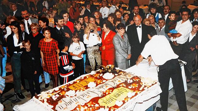 Eine riesige Hochzeitstorte zur Verschwisterungsfeier im Oktober 1996 in St. Pierre de Chandieu steht zum Anschneiden bereit.