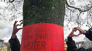 Die Initiative &bdquo;Bürger für Bäume&ldquo; (&bdquo;Büfübä&ldquo;) will die Bevölkerung mit roten Spruchbändern auf die Bäume ...