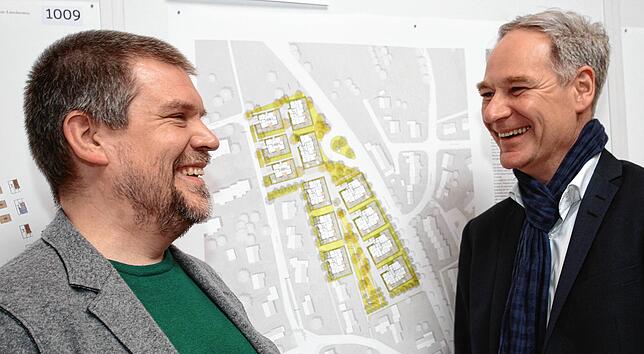 Im Jahr 2017 hatten sie noch gut lachen: Die Grundstruktur für das Neubaugebiet Marienweg (Bildmitte) stand. Architekt Marco Sedat ...