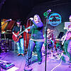 Im Café &bdquo;Verkehrt&ldquo; sind die Musiker von Electrified Soul gern gesehene Gäste (von links): Keyboarder André Sidler, Gitarrist ...