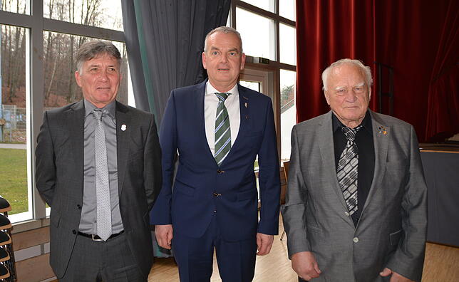 Für ihre langjährige Tätigkeit im Gemeinderat und ihre Verdienste um die Stadt wurden Martin Brugger, Peter Schmidt und Werner Endress ...