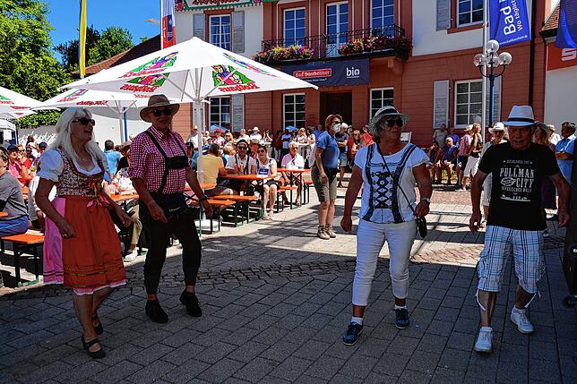 Am Sonntag wird auf dem Rathausplatz getanzt, als die Joe-Williams-Band zum Frühschoppen aufspielt.