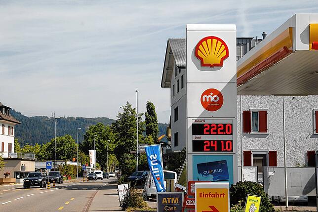 An der Shell-Tankstelle im Schweizer Stein (AG) ist der Preis gleich wie an Tamoil nur wenige Meter weiter.