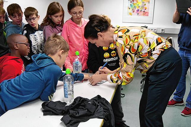 Die Pianistin erfüllt am Ende der Stunde jeden Autogramm-Wunsch.