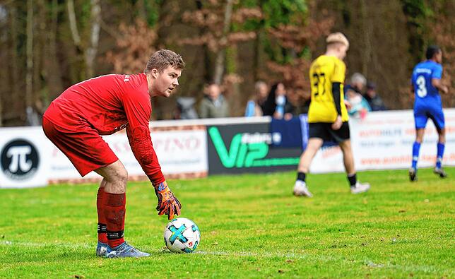 Robin Löhle hat alles im Blick. In der Partie gegen den TSV Konstanz zeigte der Torwart des TSV Überlingen/Ried einige starke Paraden.