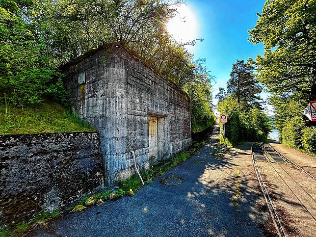 Der Schweizer Bunker steht nur wenige Meter vom Kraftwerk Reckingen entfernt. Von ihm blickten die Schweizer Soldaten auf die Wehrbrücke.