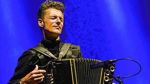 Herbert Pixner wird als „Jimmy Hendrix der Volksmusik“ gefeiert.