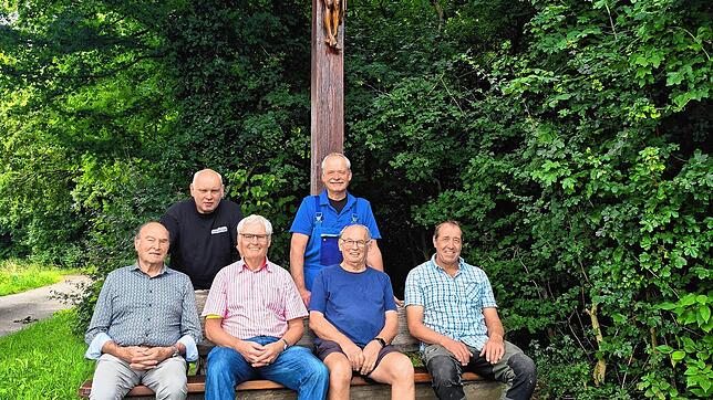 Sie haben das Wetterkreuz renoviert: Alois Stemmer, Gerhard Glöckler, Werner Hubenschmid und Stefan Stemmer (vorne) und hinten Roland ...
