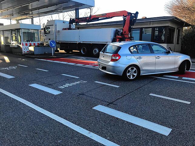 Dieser BMW-Fahrer aus der Schweiz war der erste, der am Montagmorgen von den Polizeibeamten aufgefordert wurde, wieder zurück in die ...