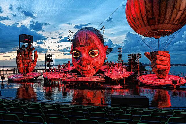 Österreich, Bregenz: Eine Szene der Oper “Rigoletto„ von Verdi bei der Fotoprobe auf der Seebühne im Rahmen der Bregenzer ...