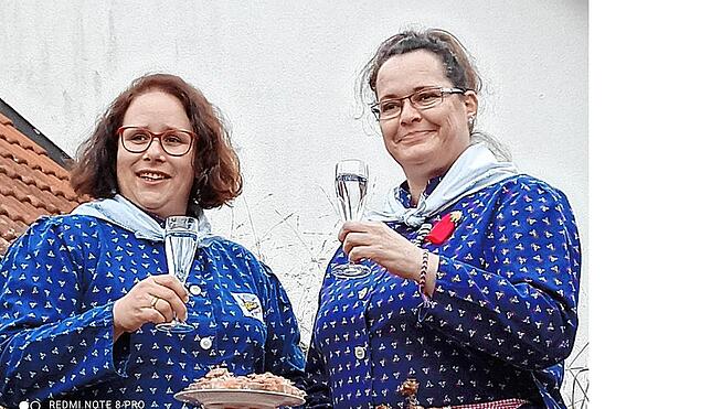 Marina Maier und Bettina Kraus von den Rebwiebern der Singener Poppele-Zunft haben sich einen närrischen Lieferservice ausgedacht.