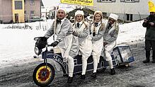 Bilder wie dieses zeigen die Vielschichtigkeit der Stockacher Fasnacht: Hebammenersatzdienst im Jahr 1963.