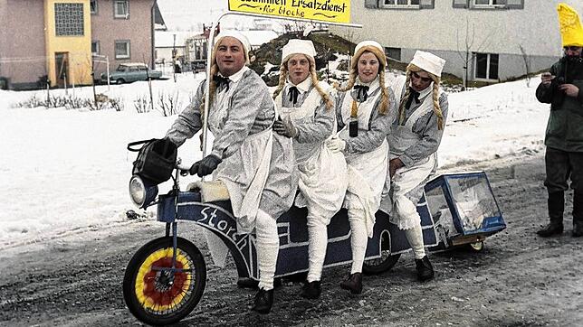 Bilder wie dieses zeigen die Vielschichtigkeit der Stockacher Fasnacht: Hebammenersatzdienst im Jahr 1963.