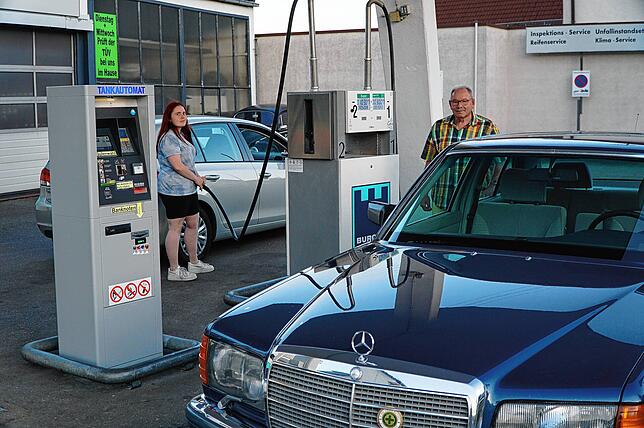Die Tankstelle in Tengen wird dieses Jahr 70 Jahre alt. Erich Dietrich hat als Kind die Gründung miterlebt und sie viele Jahre ...