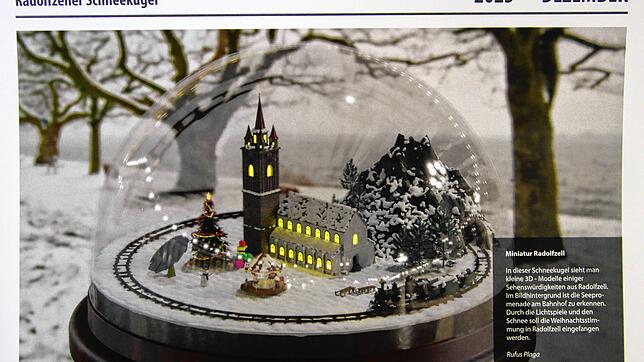 Das Münster mal ohne Baugerüst: Rufus Plaga hat für den Jahreskalender des Berufsschulzentrums Radolfzell eine Miniatur in eine ...