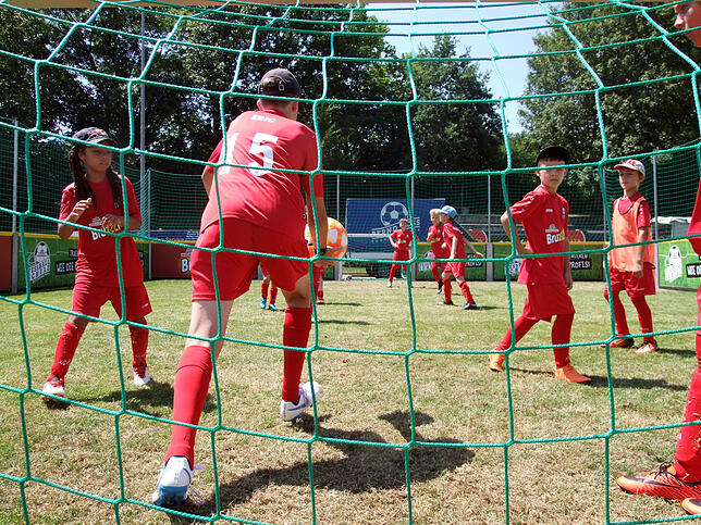 In einer kleinen Fußball-Arena trainieren Kinder und Jugendliche die Raffinessen des Fußballs. Bilder: Georg Lange