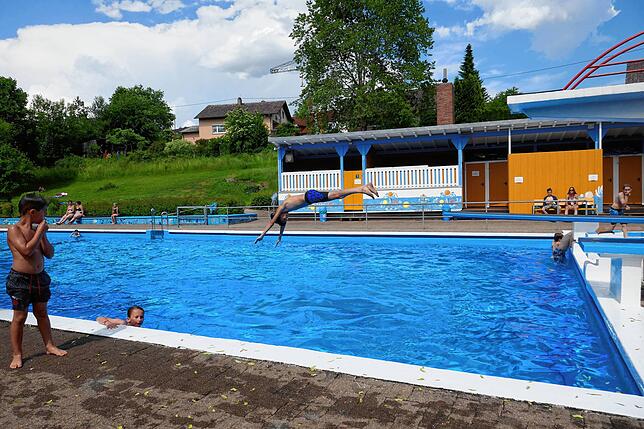 Dieses Bild wird man 2020 im Tannheimer Freibad sicherlich nicht erleben können. Das Bad muss geschlossen bleiben.
