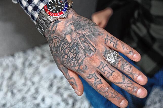 Dean Dangels linke Hand. „Die Tattoos sind ein Teil meiner Vergangenheit. Die hier bleiben“, sagt er.