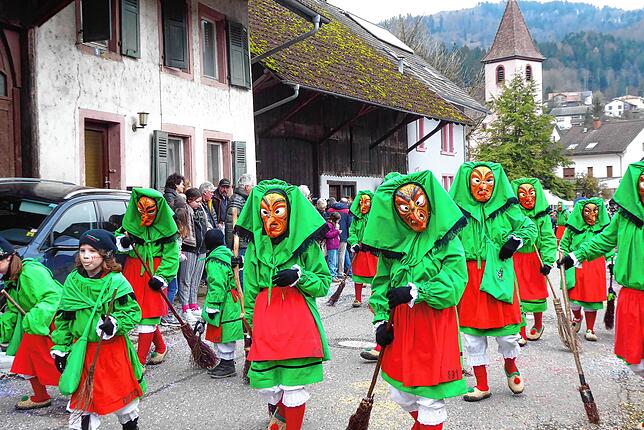 Bild 7: In Hasel feiern die Narren fröhlich Buurefasnacht