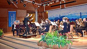 Die Bläserphilharmonie Regensburg unter Leitung ihres Dirigenten Markus Hein zeigt auf der Bühne ihr Können. Bild: Stefan Pichler