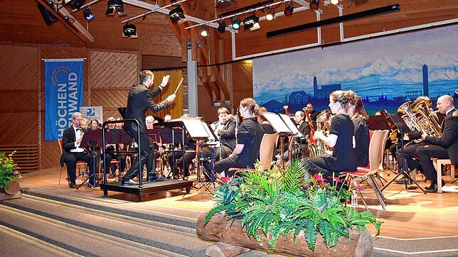 Die Bläserphilharmonie Regensburg unter Leitung ihres Dirigenten Markus Hein zeigt auf der Bühne ihr Können. Bild: Stefan Pichler