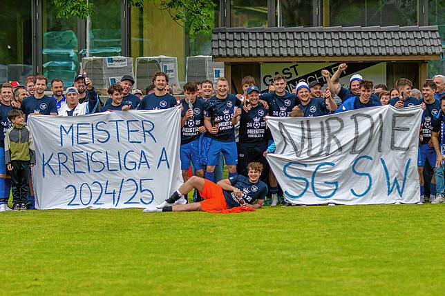 Bild 1: SG Stühlingen/Weizen siegt 5:1 beim FC Geißlingen und feiert den  Meistertitel – wir haben Fotos!