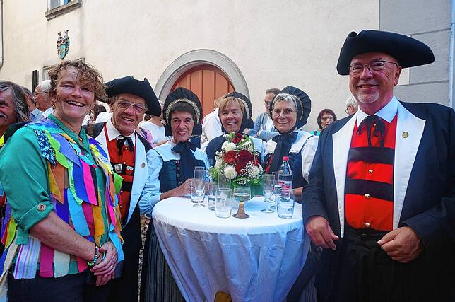 Bild 14: Eintrag ins Goldene Buch beim Heimatabend des Tiengener Schwyzertags – Wir haben die Bilder