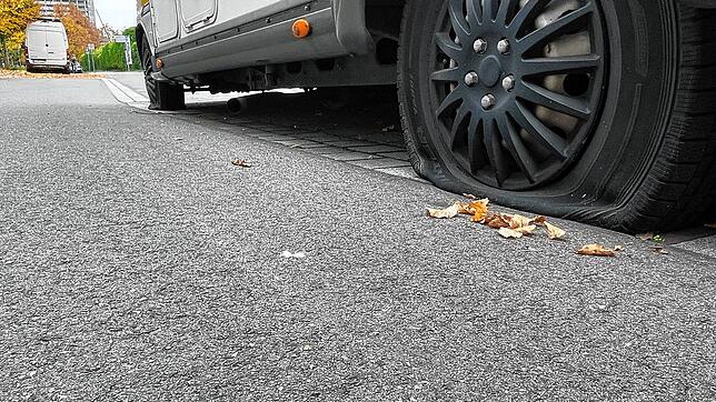 Vorerst nicht mehr mobil: An dem Wohnmobil in Petershausen wurden alle vier Reifen zerstochen.