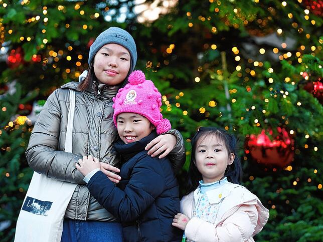 Bild 5: Endlich wieder Weihnachtsmarkt! Besucher und Betreiber genießen die Bodensee-Weihnacht