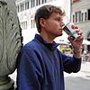 Eike Kirchmaier, Praktikant in der Lokalredaktion des SÜDKURIER Überlingen, trinkt aus einem Becher zum Mitnehmen. Im Hintergrund ist ...