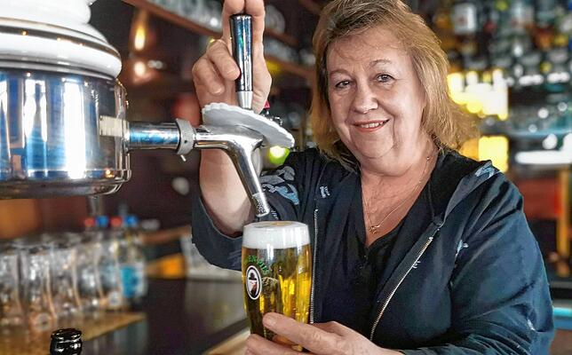 Die Wirtin der „Turmstube“ in Markdorf, Anita Jegler-Sinzig, zapft ein Pils – und hört sich nebenbei die ...