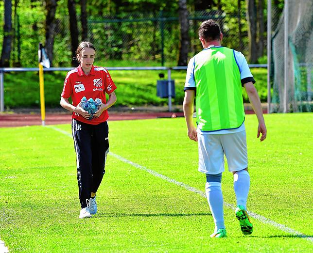Gefragtes Gut: Wasser war bei brütender Hitze im Waldstadion nötiger denn je.