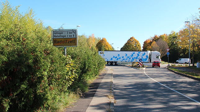 Vor dem Kreisverkehr etwa auf Höhe des Verkehrsschildes: Über die Stockacher Straße soll der Autoverkehr auf den Parkplatz des geplanten ...