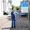 Obwohl die Rheinbadstraße als Spielstraße ausgewiesen ist und damit nur zehn Stundenkilometer erlaubt sind, fahren die Autos regelmäßig ...