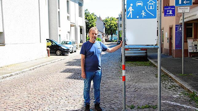 Obwohl die Rheinbadstraße als Spielstraße ausgewiesen ist und damit nur zehn Stundenkilometer erlaubt sind, fahren die Autos regelmäßig ...