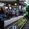 Zahlreiche Menschen warten am Stuttgarter Hauptbahnhof auf einen Flixtrain-Zug. Die private Bahn-Konkurrenz wird nicht bestreikt.