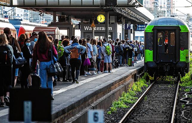 Zahlreiche Menschen warten am Stuttgarter Hauptbahnhof auf einen Flixtrain-Zug. Die private Bahn-Konkurrenz wird nicht bestreikt.