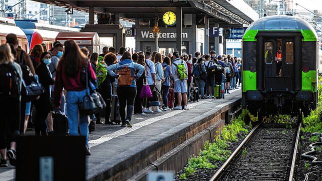 Zahlreiche Menschen warten am Stuttgarter Hauptbahnhof auf einen Flixtrain-Zug. Die private Bahn-Konkurrenz wird nicht bestreikt.