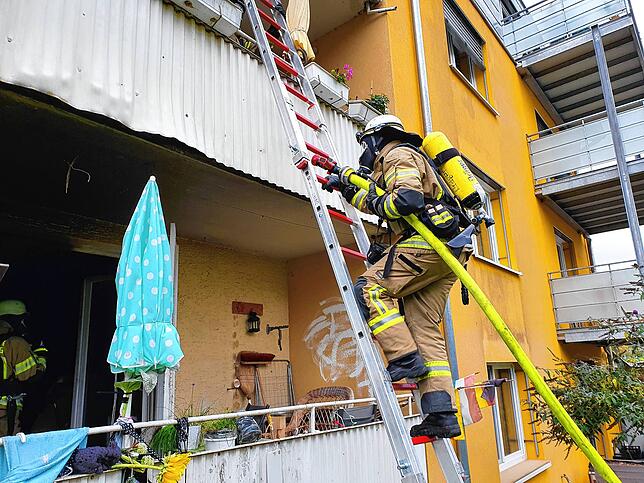 Ein Feuerwehrmann steigt über eine Leiter in die Wohnung. Es brannte im Erdgeschoss, die Löscharbeiten erfolgten zusätzlich über das ...