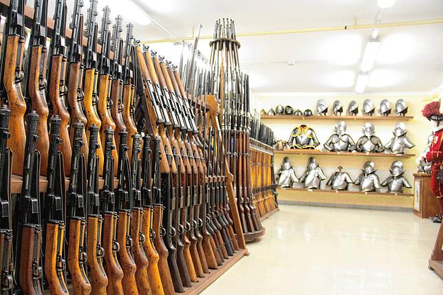In der historischen Waffenkammer stellt die päpstliche Garde ihre alten Uniformen und Waffen aus. Auch Schusswaffen werden gezeigt, ...