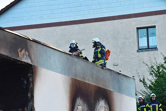 Bild 10: Hausbrand in Hausen vor Wald: 70 Feuerwehrmänner im Einsatz