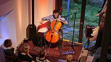 Cellist Matthieu Saglio spielte bei den Heubacher Hauskonzerten. Bild: Harald Kandra