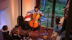 Cellist Matthieu Saglio spielte bei den Heubacher Hauskonzerten. Bild: Harald Kandra