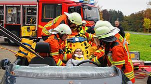 Eine Szene der Hauptübung: Nachdem das Dach des Fahrzeugs entfernt ist, kann die verletzte Person behutsam aus dem Wagen befreit werden. ...