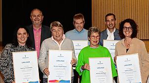 Bürgermeister Rudolf Fluck (hinten links) stellt sich mit den Geehrten Sabrina Pascariello (von links), Renate Heppe-Debus, Karl-Josef ...