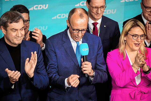 Friedrich Merz spricht neben Markus Söder, Ministerpräsident von Bayern und CSU-Vorsitzender, und Christina Stumpp, stellvertretende ...