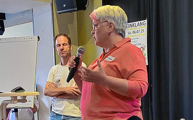 Nadja Hennes (rechts) mit Werner Neef von der Elterninitiative Aufschrei.