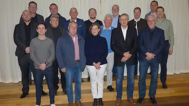 Sie gehen für die CDU ins Rennen um die Sitze im Gemeinderat der Stadt (vorne von links): Niklas Hasenkopf, Klaus Kummle, Maritta ...